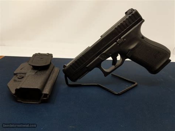 Are magazine and clip the same thing?