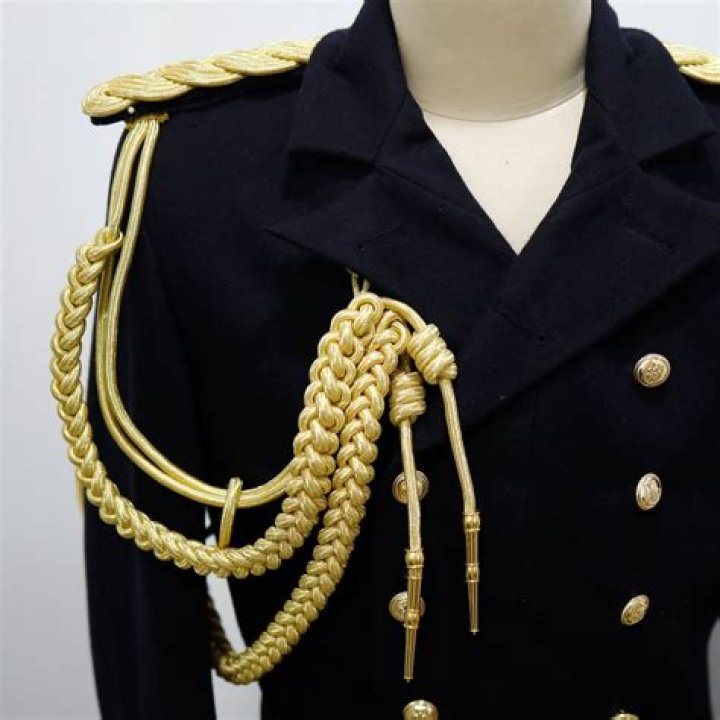 Can private pilots wear epaulettes?
