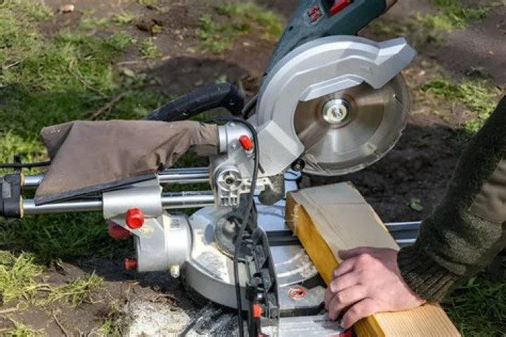 Can you cut metal with a miter saw?
