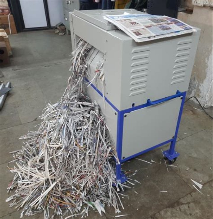 Can you put a credit card in a paper shredder?
