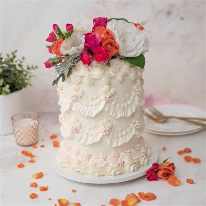 Can you put buttercream on fondant?