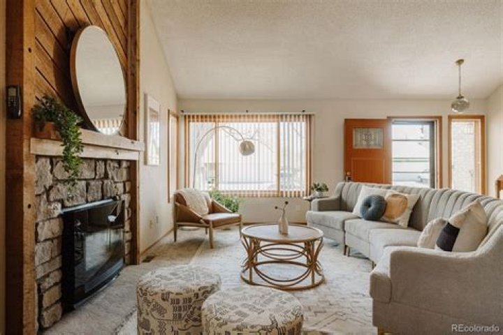 Can you rent furniture to stage a house?