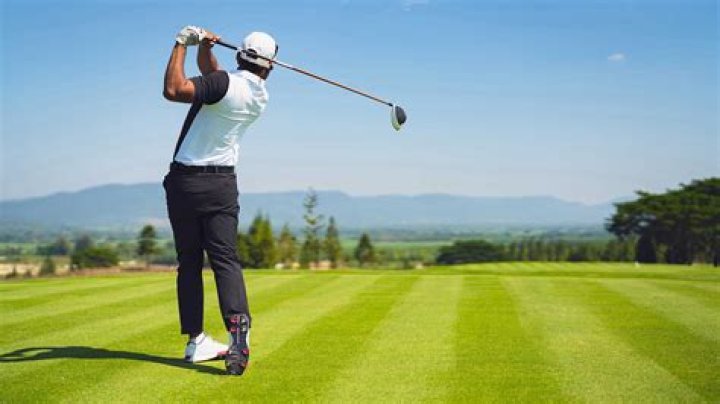 Can you stand behind a golfer when he is putting 2019?