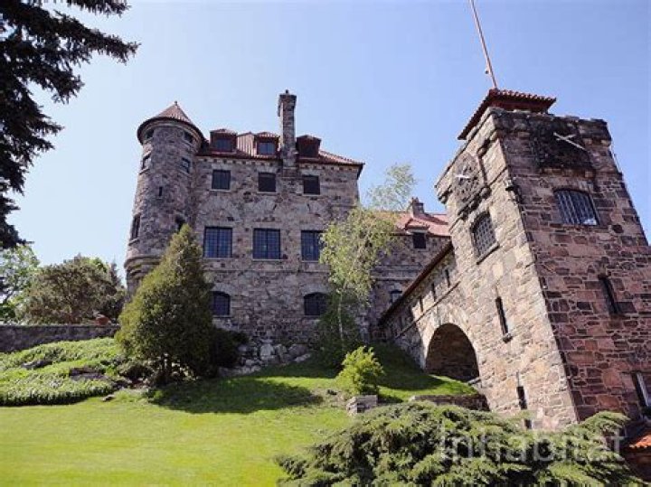 Can you stay at Singer Castle?