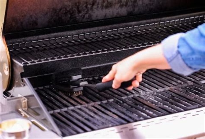 Can you use vinegar to clean grill grates?