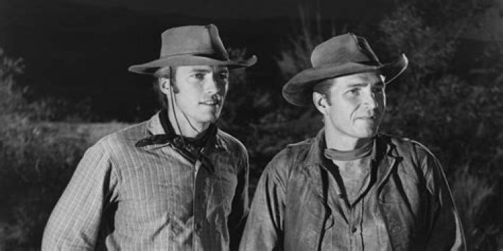 Did Clint Eastwood sing Rawhide?