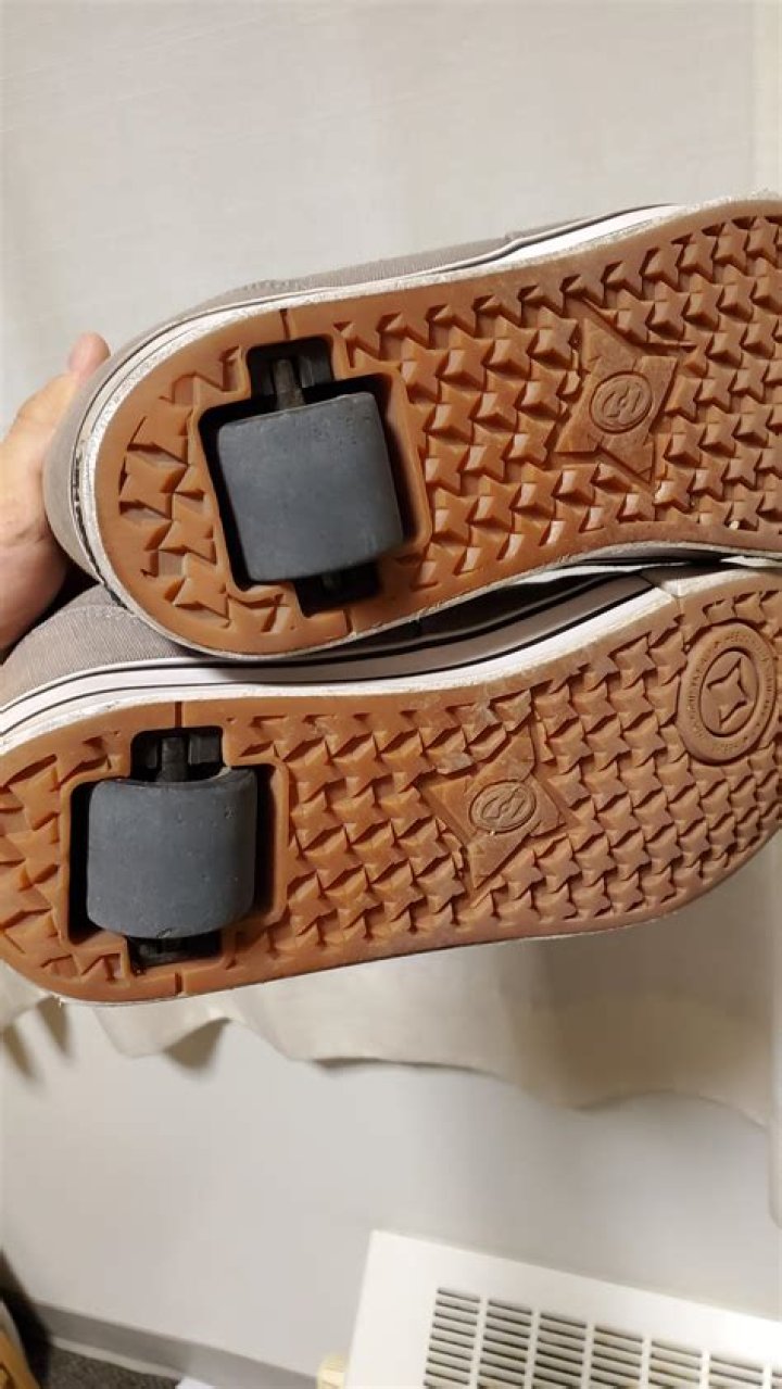Do the wheels on Heelys retract?