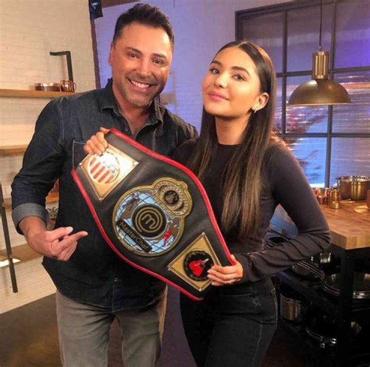 Does Oscar De La Hoya still box?