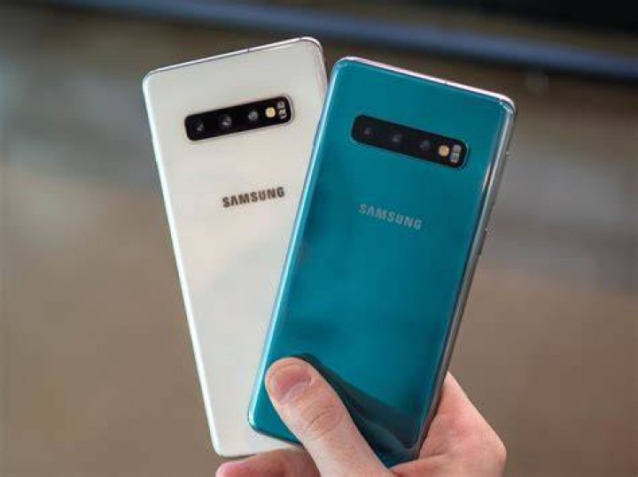 Does the Galaxy s10 come with wireless headphones?