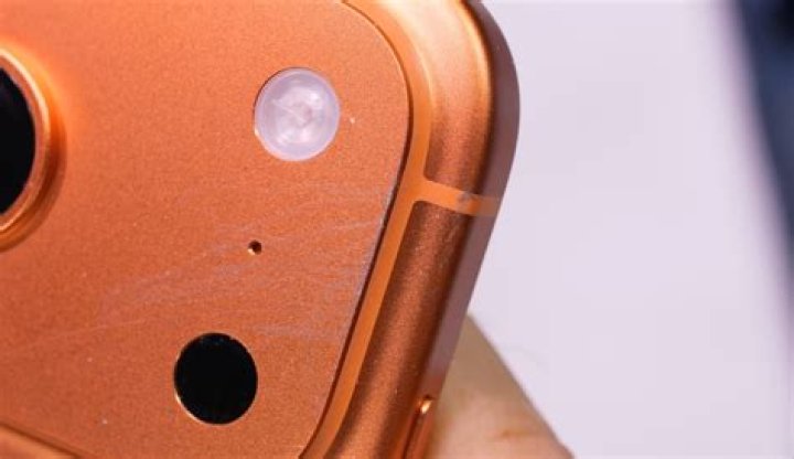 Does the iPhone XR scratch easily?