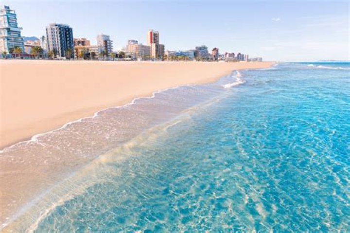 Does Valencia have a beach?