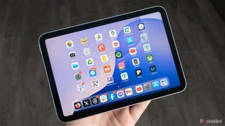 How do I change my iPad background to black?