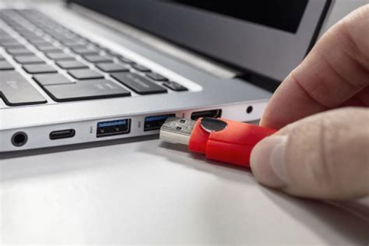 How do I move a VM to another host in Hyper V?