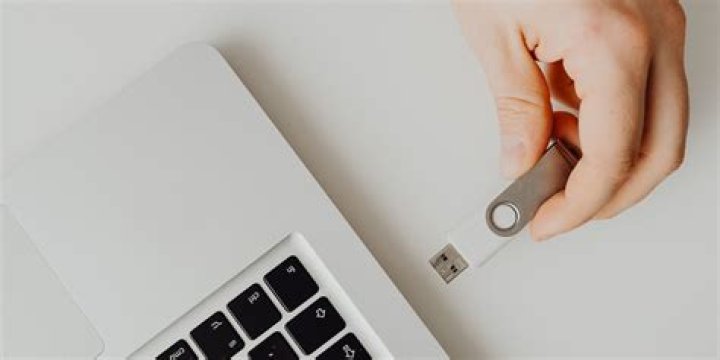 How do I open a shortcut on a flash drive?