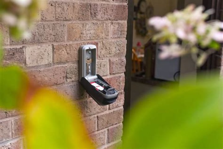 How do I use the Supra key safe?