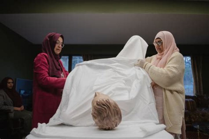 How do Muslims prepare dead bodies?
