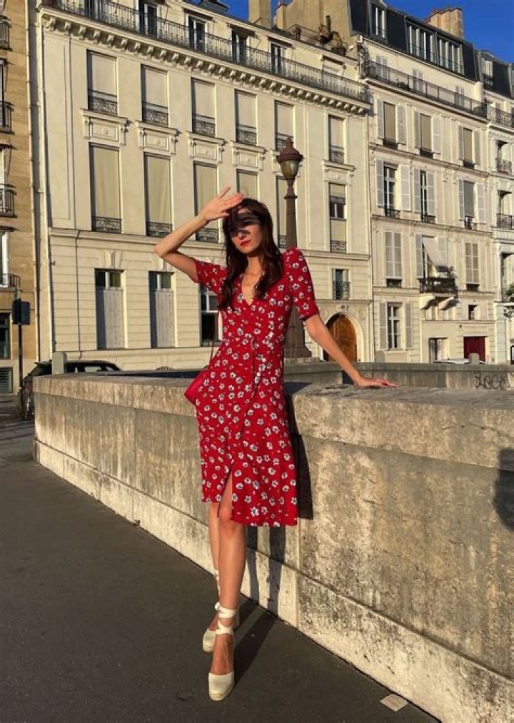 How do people dress for Paris nightlife?