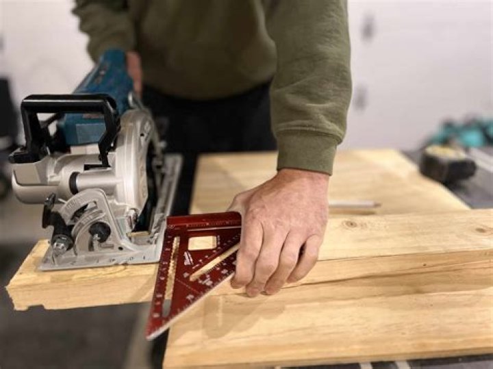 How do you cut wood with a jigsaw?
