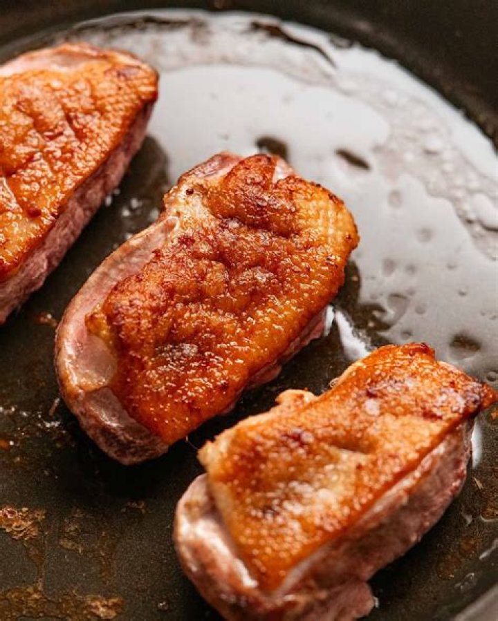 How do you get crispy skin on duck breast?