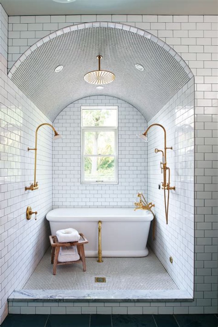 How do you keep water in a doorless shower?