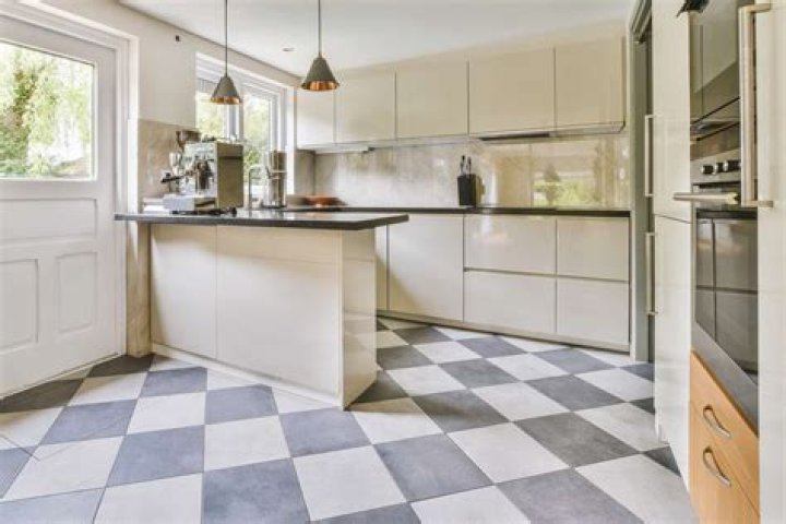 How do you lay kitchen floor tile?
