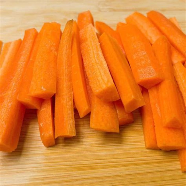 How do you make crinkle cut carrot sticks?