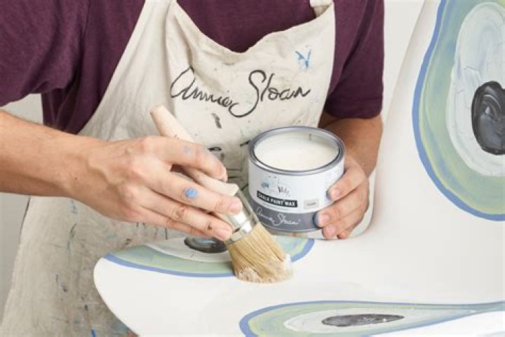 How do you remove Annie Sloan wax?
