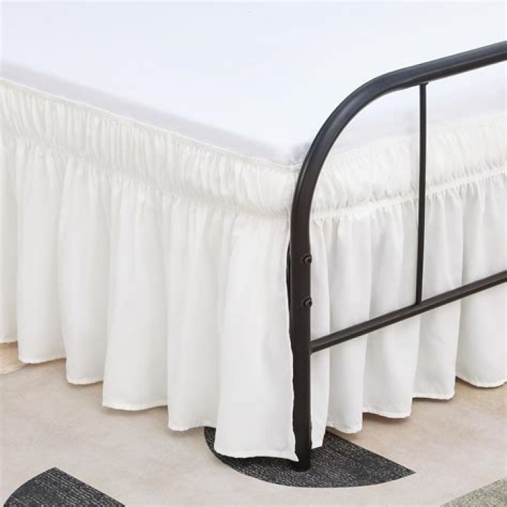 How do you split corners on a bed skirt?