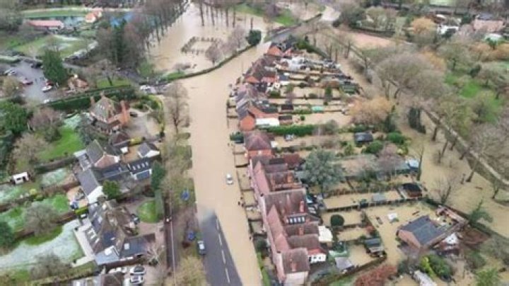 How do you stop water flooding in Minecraft?