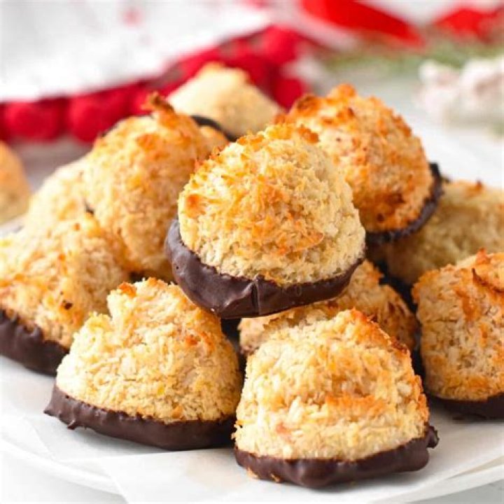 How do you store homemade coconut macaroons?