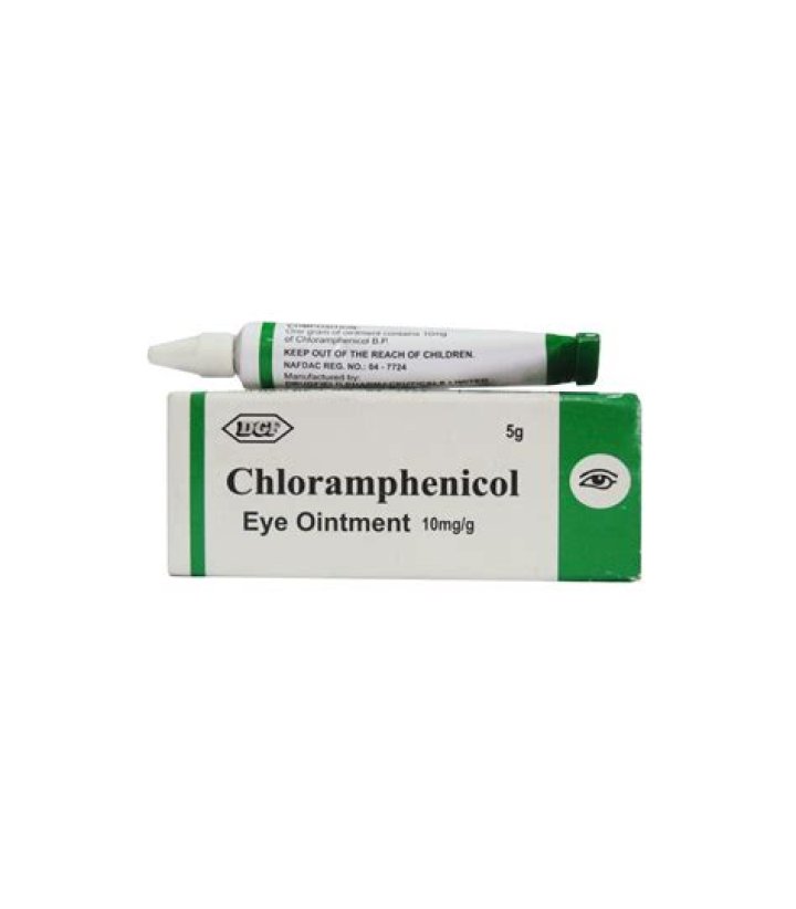 How do you use chloramphenicol eye ointment?
