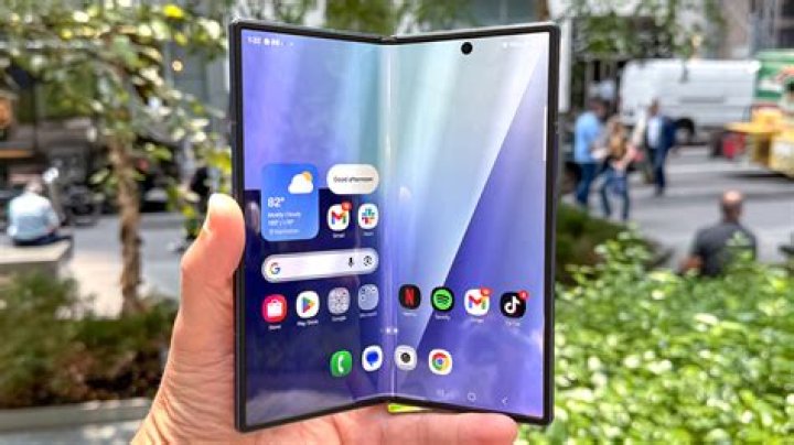 How do you use Galaxy edge screen?