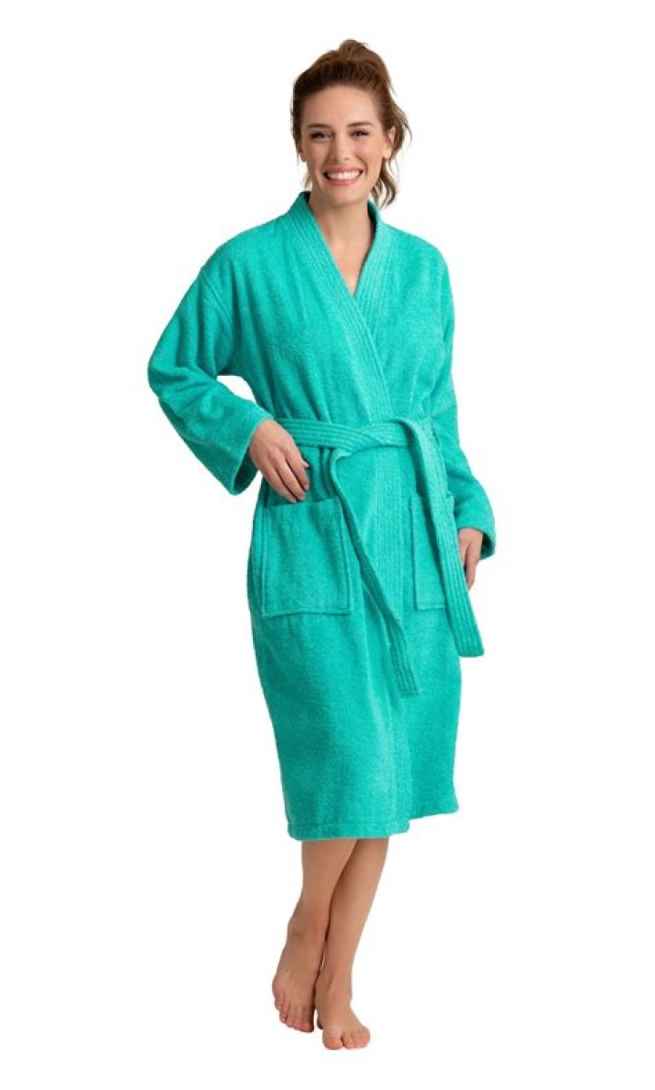 How do you wear a bathrobe?
