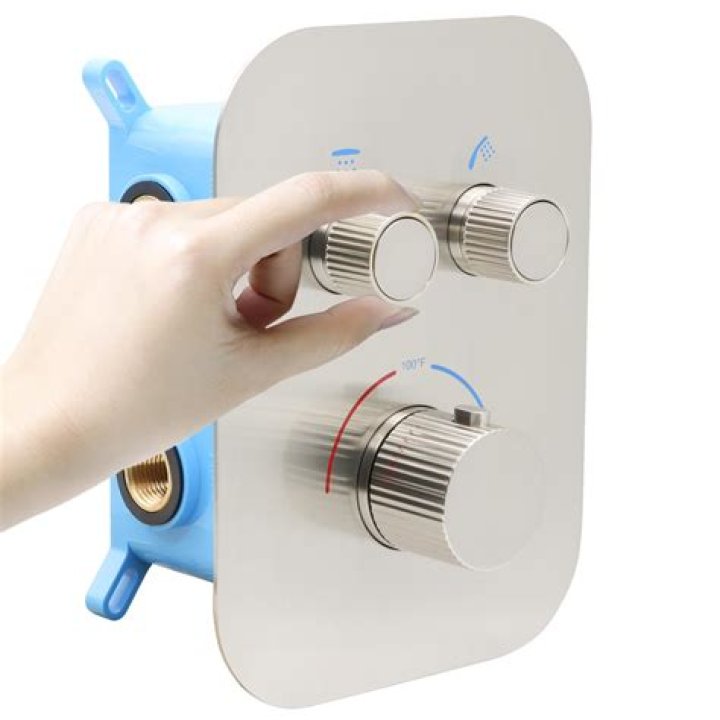 How does a bath shower mixer tap work?