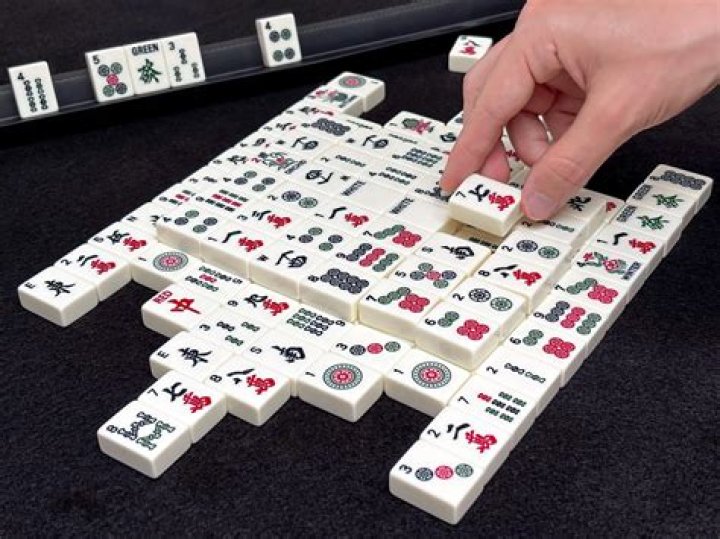 How does a mahjong table work?