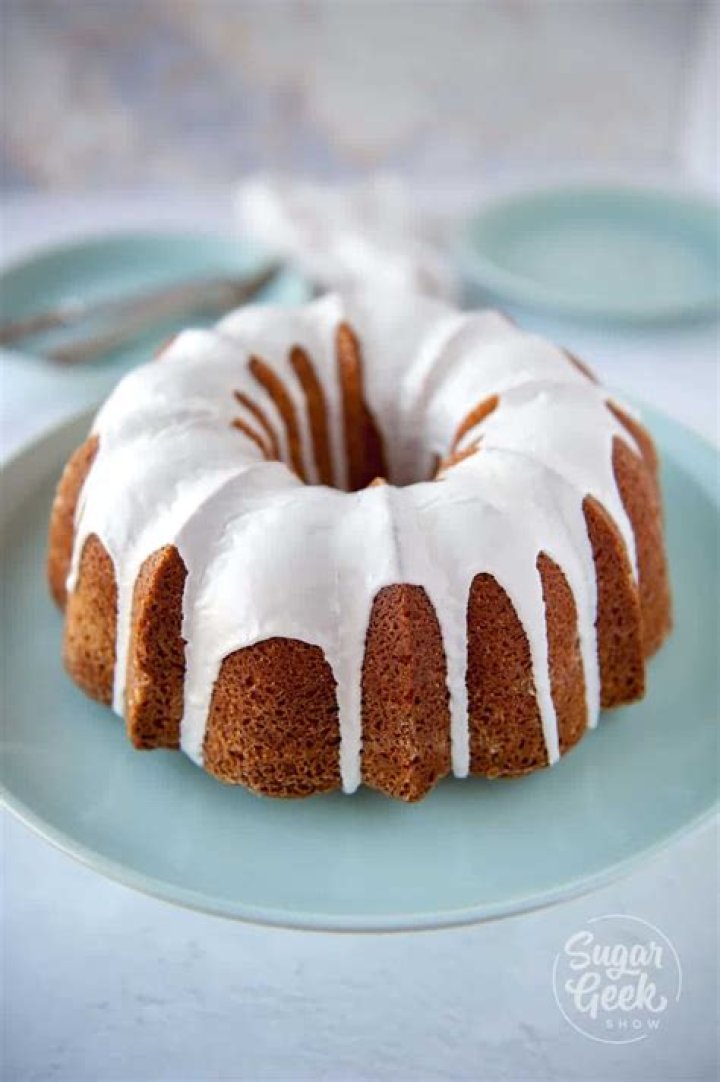 How full do you fill a Bundt pan?