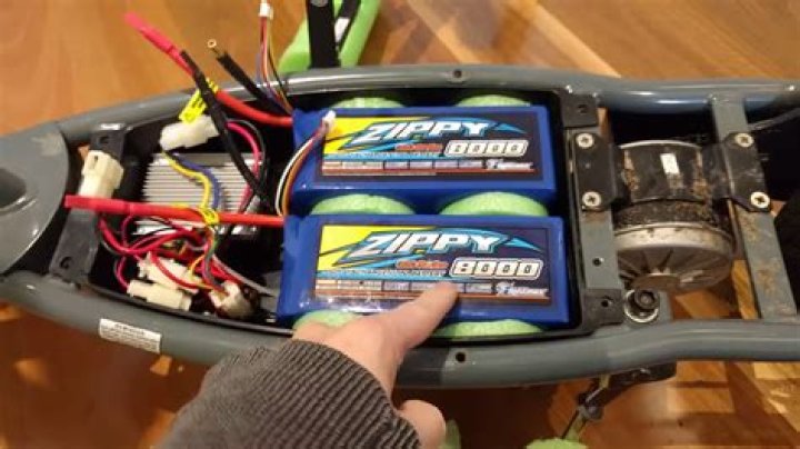 How long does a Razor e300 battery last?