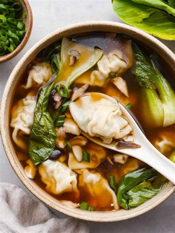 How many calories are in a large wonton soup?