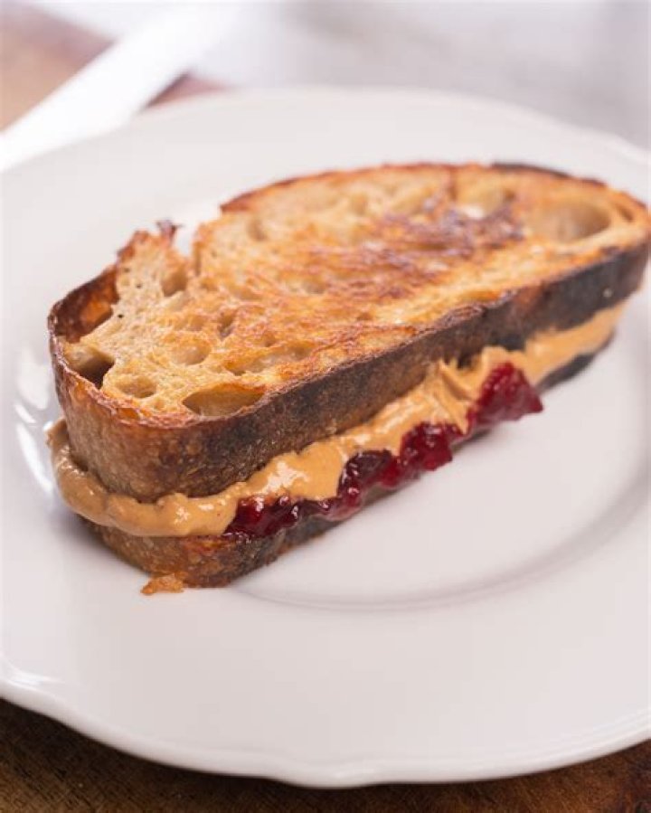 How many calories does peanut butter and jelly sandwich have?