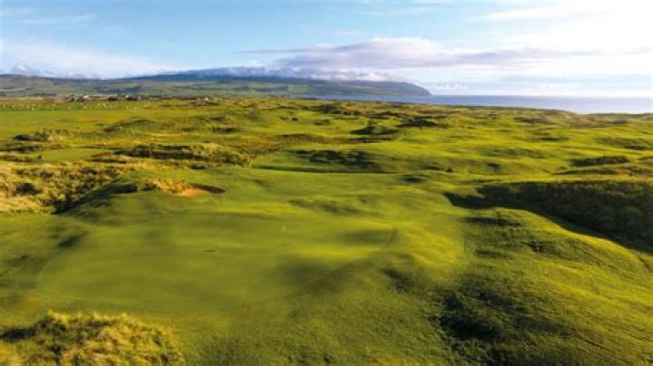 How many golf courses are in Oahu?