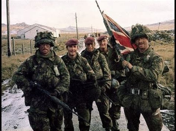 How many paras died in Falklands?