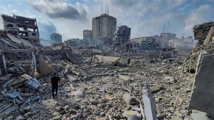 How many people died in Bam earthquake?