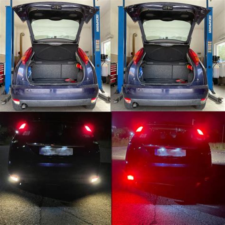 How many reverse lights does a Ford Focus have?