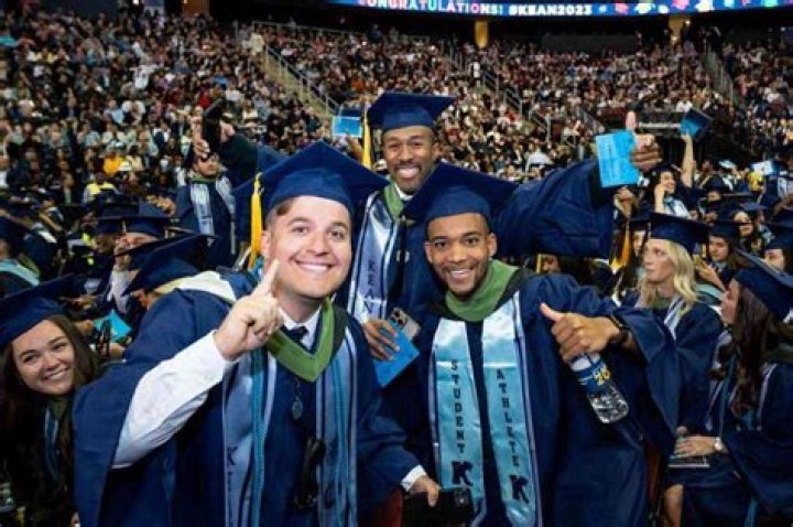 How many students are in Barrett Honors College?