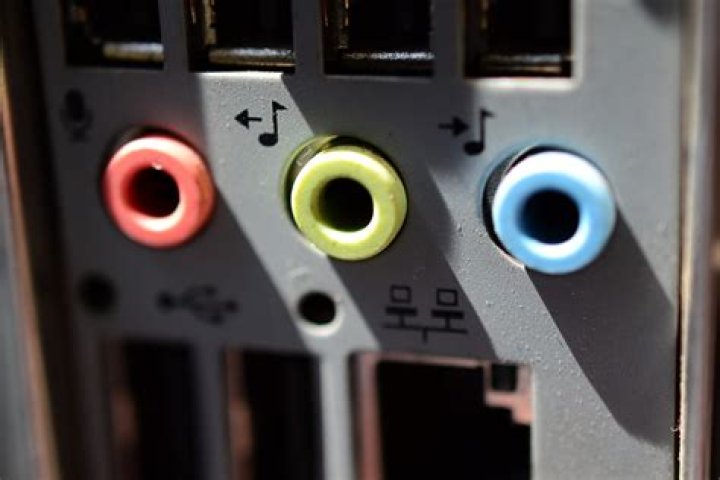 How many volts does a headphone jack put out?