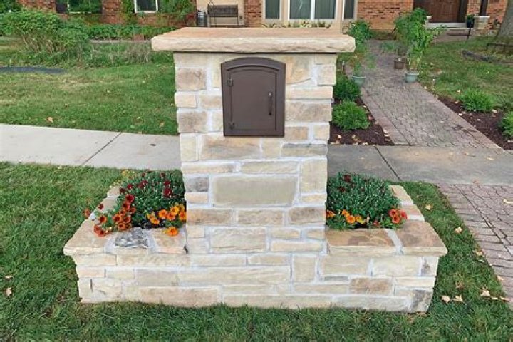 How much does it cost to build a stone mailbox?