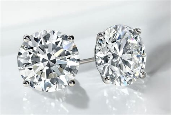 How much should I pay for diamond stud earrings?