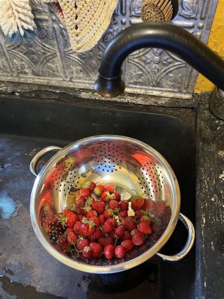 How much vinegar do you use to wash strawberries?