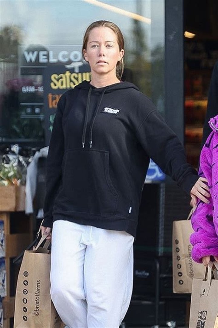 How tall is Kendra Wilkinson?