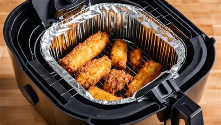 Is it safe to put tin foil in the toaster?